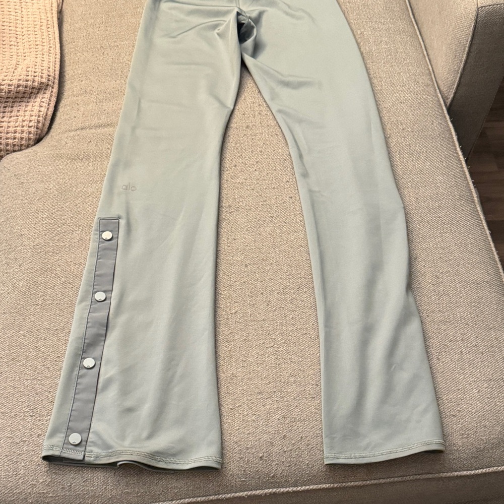 ALO Yoga Light Sage Green Snap-Detail Leggings